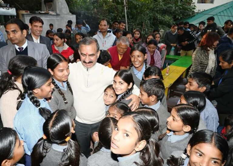 Kangra: धर्मशाला में बच्चों से घिरे दिखे CM सुक्खू: टोंग-लेन स्कूल में किया ऐसा संवाद कि हर कोई कर रहा तारीफ!