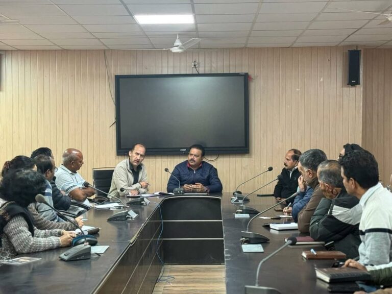 Kangra: इंदौरा में विकास कार्यों पर विधायक मलेंद्र राजन सख्त, अधिकारियों को दी सड़कों के काम में तेजी लाने की चेतावनी