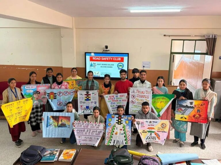 Chamba: चंबा के राजकीय महाविद्यालय सलूणी में सड़क सुरक्षा पर दिखी युवाओं की सोच, पोस्टर और नारा प्रतियोगिता में दिखा जोश