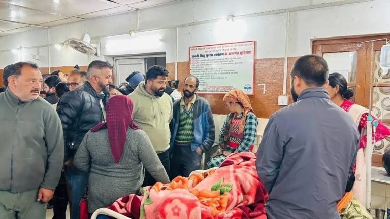 Chamba: चुराह में शादी समारोह के दौरान हादसा, विधायक हंसराज ने अस्पताल पहुंचकर लिया घायलों का हाल जाना