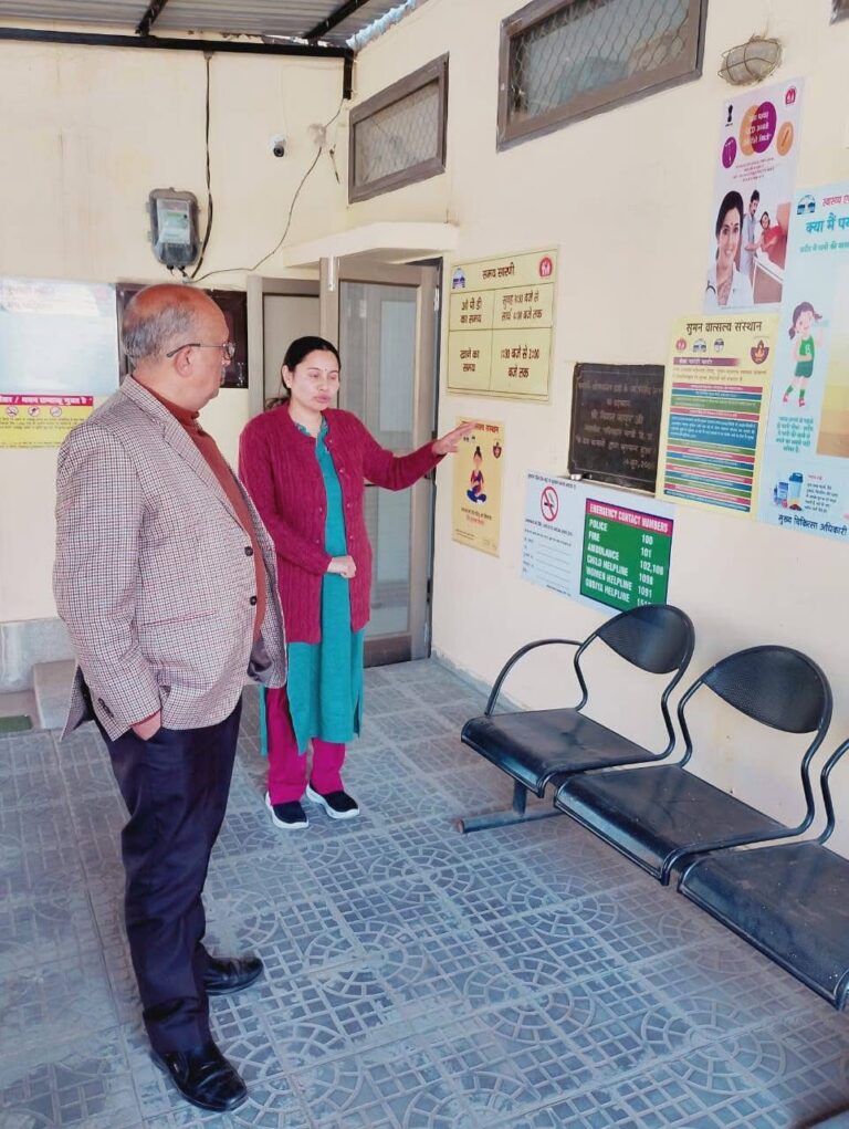 Kangra: सीएमओ ने अचानक किया दाड़ी पीएचसी का निरीक्षण, दवाइयों से लेकर सफाई तक हर व्यवस्था की जांच