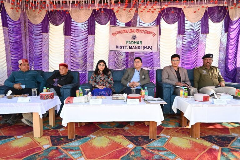 Mandi: पधर में महा साक्षरता शिविर: कानूनी अधिकार, नशा उन्मूलन और आपदा पुनर्वास पर मिली महत्वपूर्ण जानकारी