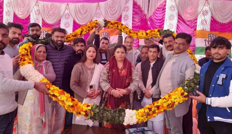 Kangra: देहरा में ‘विधायक आपके द्वार’: चनौर पंचायत में कमलेश ठाकुर ने सुनी जनसमस्याएं, विकास कार्यों के लिए किया लाखों का ऐलान