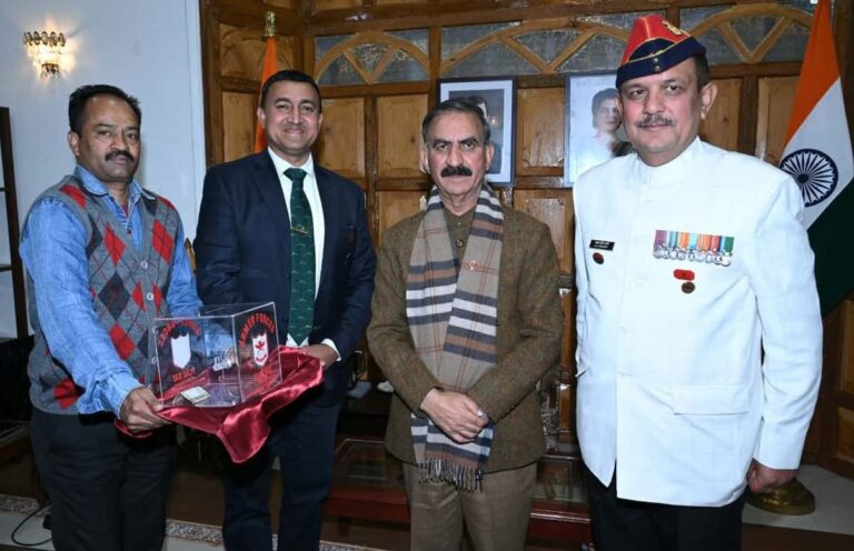 Himachal: सशस्त्र सेना झंडा दिवस पर सीएम सुक्खू ने पहना झंडा, सैनिकों के सम्मान में की खास अपील