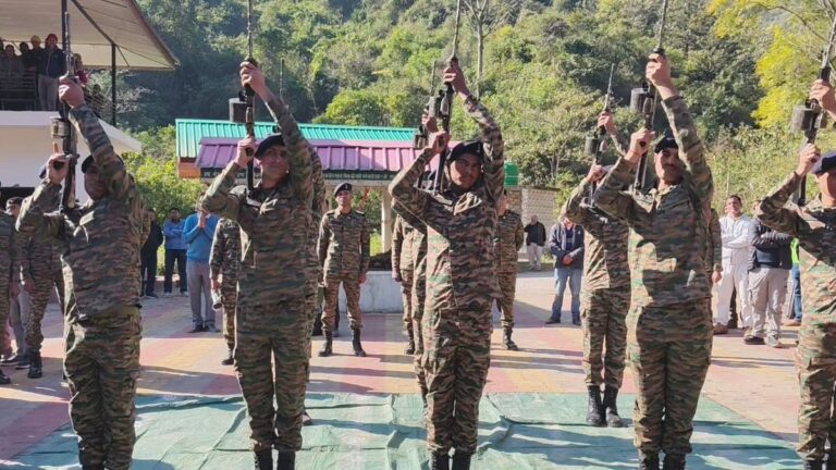 Kangra: डंढेरा गांव के वीर सपूत हवलदार संजीव कुमार को नम आंखों से अंतिम विदाई, सैन्य सम्मान के साथ हुआ अंतिम संस्कार
