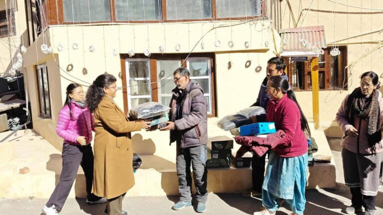 Himachal: कड़ाके की ठंड से पहले प्रशासन की बड़ी पहल, केलांग में कर्मचारियों को बांटे गए गर्म कपड़े