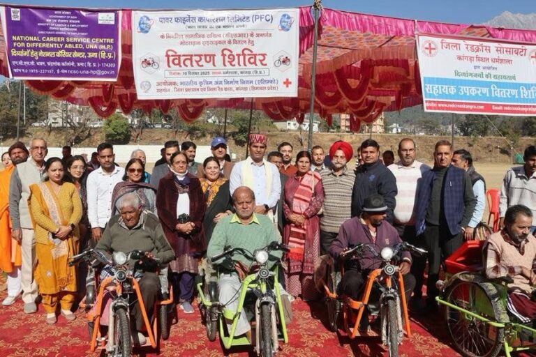 Kangra: धर्मशाला में दिव्यांगों को बैटरी चालित ट्राईसाइकिल वितरित, स्वावलंबन को बताया जिला प्रशासन की प्राथमिकता