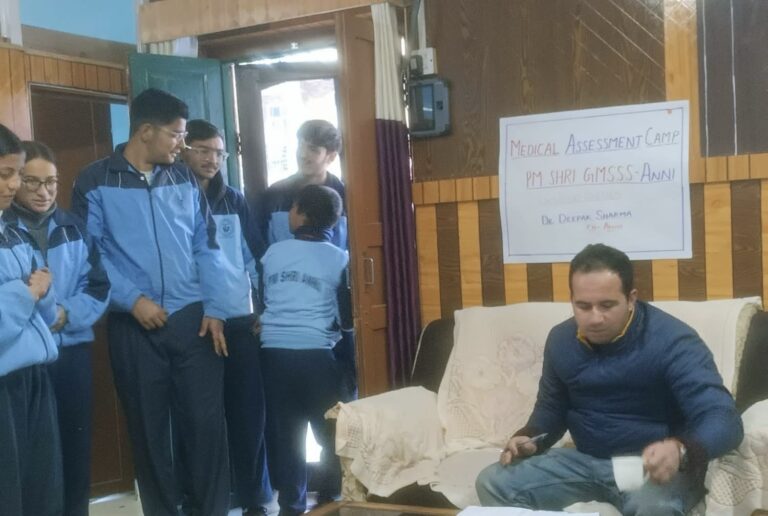 पीएम श्री स्कूल आनी में 50 से ज्यादा छात्राओं की फ्री हेल्थ जांच, डॉक्टरों ने दी स्क्रीन टाइम कम करने की सलाह