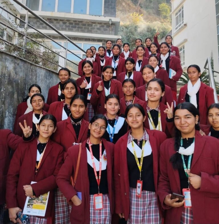 आईआईटी मंडी का रोमांचक दौरा: सुल्तानपुर स्कूल की छात्राओं ने देखी विज्ञान और तकनीक की नई दुनिया