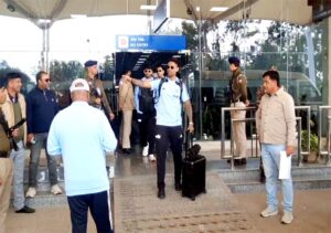 Kangra: धर्मशाला पहुंचीं टीम इंडिया और साउथ अफ्रीका की टीमें, गूंज उठा एयरपोर्ट; मैच से पहले दिखा जबरदस्त क्रेज