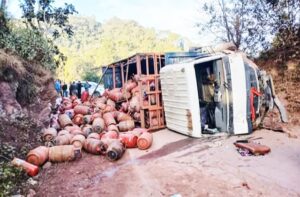 Sirmaur: नाहन-रेणुका जी मार्ग पर सिलेंडरों से भरा ट्रक पलटा, बस और ट्रक में टक्कर के बाद बड़ा हादसा टला