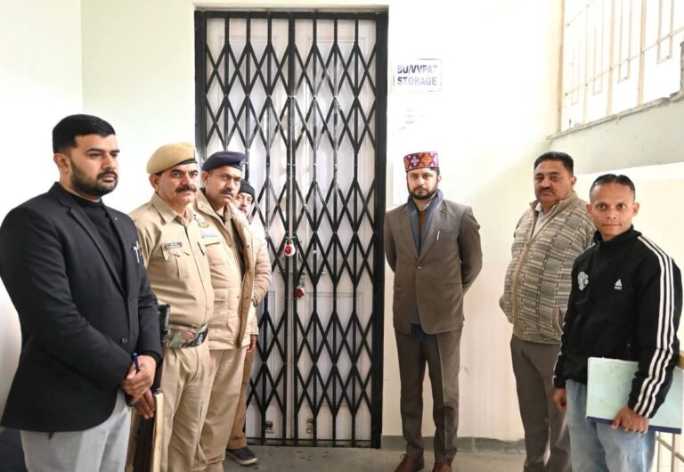 Mandi: ईवीएम की सुरक्षा पर खास नजर, मंडी में जिला निर्वाचन अधिकारी ने किया भंडार कक्ष का औचक निरीक्षण