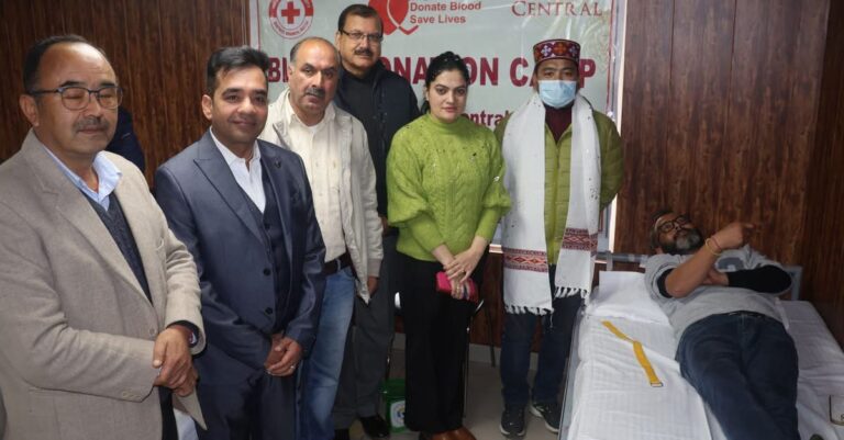 Kullu: कुल्लू में रक्तदान को लेकर दिखा जबरदस्त उत्साह, शिविर में 35 यूनिट रक्तदान से बचेंगी कई जिंदगियां