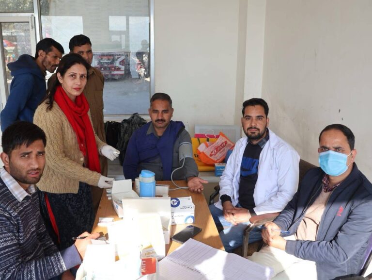 Mandi: करसोग में HRTC कर्मचारियों का हेल्थ चेकअप, HIV से लेकर शुगर तक की मुफ्त जांच से बढ़ी जागरूकता
