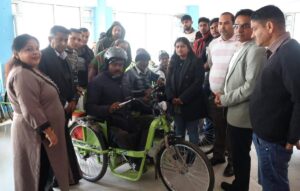 Kangra: दिव्यांगजनों के लिए बड़ी पहल, धर्मशाला में बांटी गईं 14 मोटराइज्ड ट्राइसाइकिलें