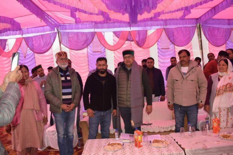 Kangra: लोहना पहुंचे विधायक, मौके पर सुलझीं लोगों की कई समस्याएं