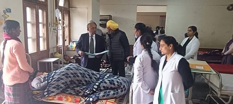 Kangra: सीएमओ का अचानक अस्पताल निरीक्षण, देहरा सिविल अस्पताल में व्यवस्थाओं की हुई सख्त जांच