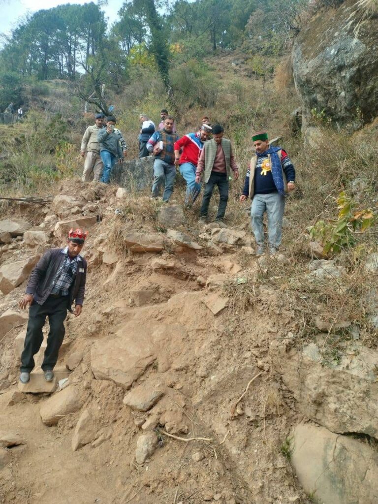 Kangra: 2 किलोमीटर पैदल चलकर दुर्गम गांव जांवली पहुंचे विधायक केवल सिंह पठानिया, प्रभावित परिवारों को दी राहत का भरोसा