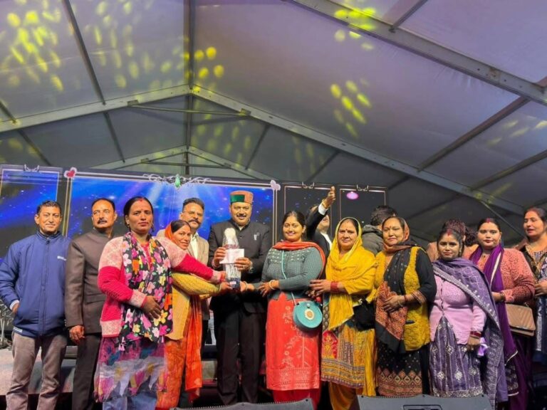Kangra: इंदौरा उत्सव 2025 में खेल और पढ़ाई की जीत, विधायक मलेंद्र राजन ने प्रतिभाओं पर लुटाया सम्मान