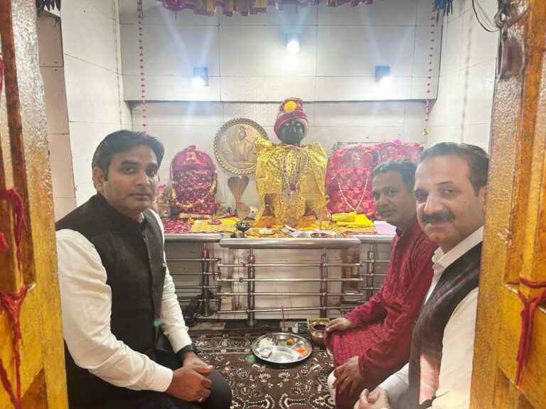 Kangra: कांगड़ा कार्निवाल 2025 से पहले इंद्रुनाग मंदिर पहुंचे डीसी हेमराज बैरवा, भव्य और शांतिपूर्ण आयोजन की कामना