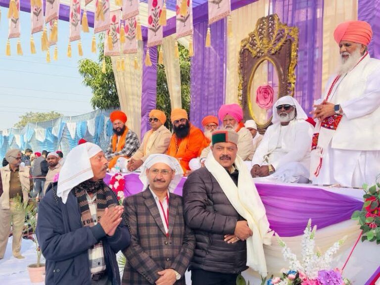 Kangra: जगतगिरि आश्रम पहुंचे विधायक मलेंद्र राजन, बाबा गुरदीप गिरी से लिया आशीर्वाद