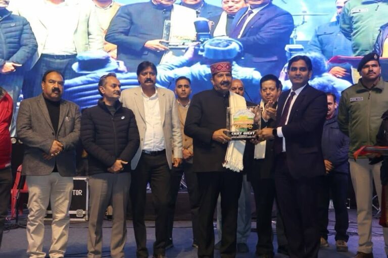 Kangra: कांगड़ा कार्निवाल की पहली संध्या में संगीत का जादू, थाइकुडम ब्रिज ने धर्मशाला को बनाया सुरों का संगम