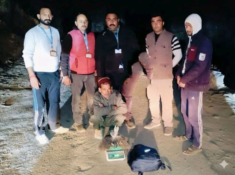 Chamba: क्रिसमस की रात पुलिस की बड़ी कार्रवाई, नड्डल-खैरी मार्ग पर 5 किलो से ज्यादा चरस के साथ आरोपी गिरफ्तार