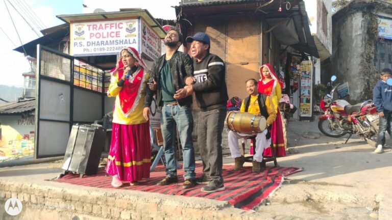 Kangra: धर्मशाला में नुक्कड़ नाटकों से चिट्टा के खिलाफ जंग, युवाओं को नशे के दुष्प्रभाव समझा रहा प्रशासन