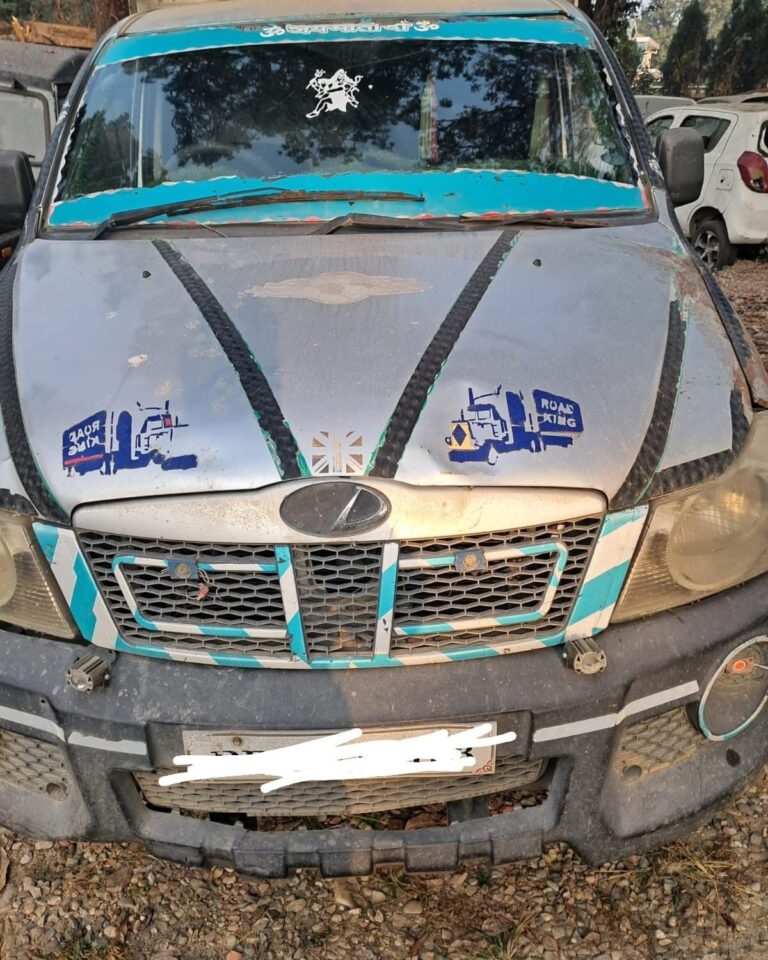 Kangra: इंदौरा में पुलिस की बड़ी कार्रवाई, पिकअप से खैर की लकड़ी के 27 मोछे पकड़े गए, FIR दर्ज