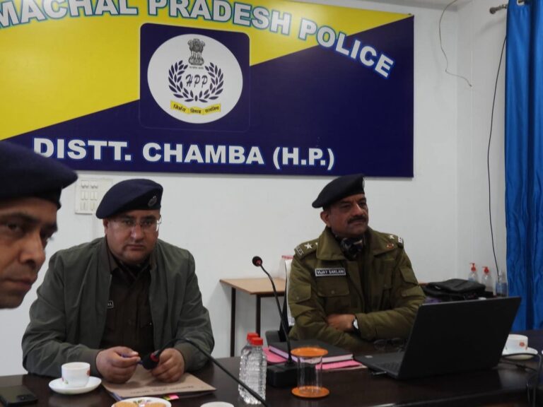 Chamba: चंबा में पुलिस की बड़ी बैठक, SP ने सुनीं जवानों की समस्याएं, अपराधों पर सख्ती के दिए निर्देश
