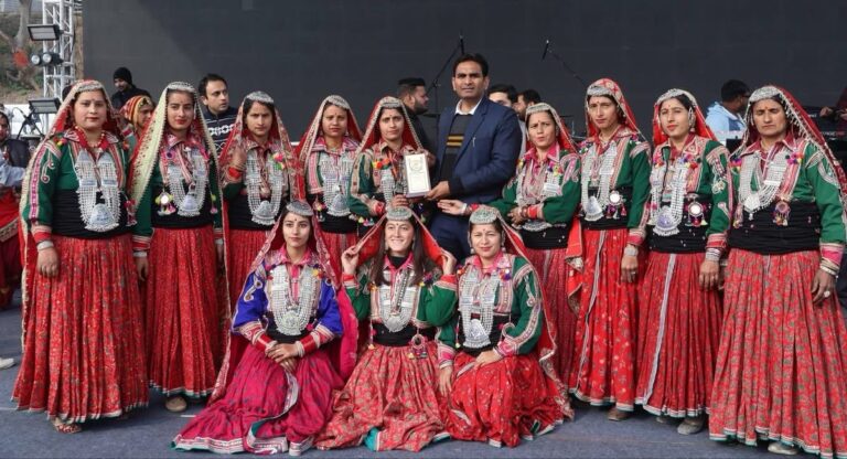 Kangra: कांगड़ा कार्निवल में महिला शक्ति का ऐतिहासिक प्रदर्शन, 2500 से अधिक महिलाओं ने झमाकड़ा नृत्य से दिया एंटी-चिट्टा का मजबूत संदेश