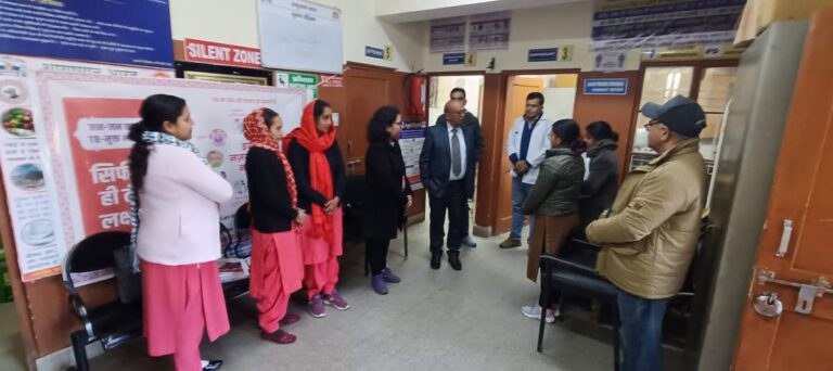 Kangra: मुख्य चिकित्सा अधिकारी ने फरेड स्वास्थ्य केंद्र का किया निरीक्षण, तुरंत दिए सुधार के निर्देश