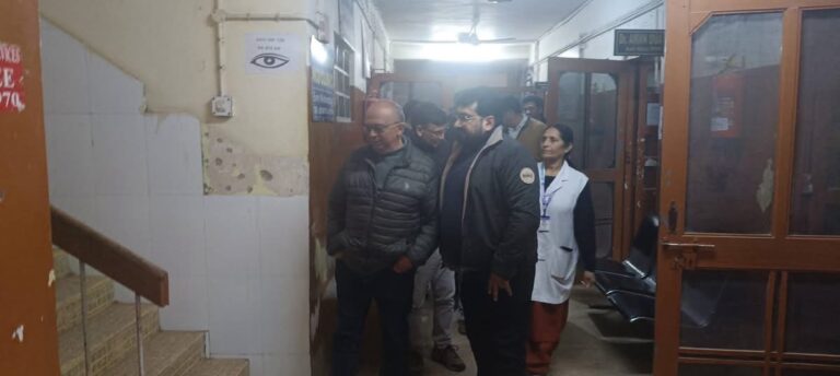 Kangra: नगरोटा सुरियां CHC का अचानक निरीक्षण, CMO ने दवाइयों से लेकर साफ-सफाई तक परखी हकीकत
