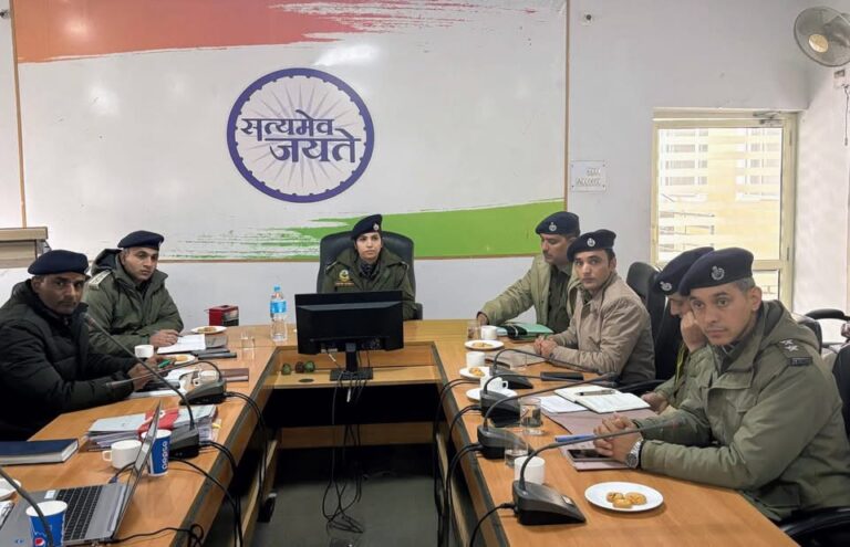 Mandi: एसपी मंडी की अध्यक्षता में बड़ी बैठक, अपराध पर कसा शिकंजा, बेहतर काम करने वाले पुलिसकर्मी हुए सम्मानित