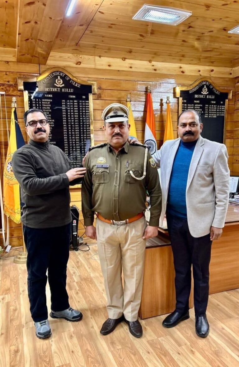 Kullu: कुल्लू पुलिस में खुशखबरी: उप-निरीक्षक अमर सिंह बने निरीक्षक, एसपी ने पहनाई रैंक