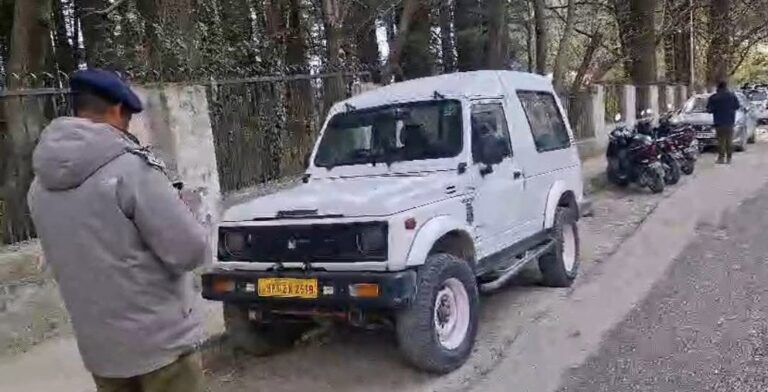 Kullu: मनाली पुलिस ने अनधिकृत पार्किंग पर कसा शिकंजा, रोजाना चालान की चेतावनी