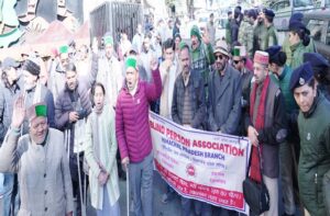 Himachal: ठंड में भी नहीं डिगे दृष्टिबाधित, सचिवालय के बाहर चक्का जाम से हिली सरकार