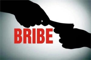 Himachal: रिश्वत मांगते रंगे हाथ पकड़ा गया अफसर! HRTC मुख्यालय में हड़कंप, जांच अधिकारी सस्पेंड