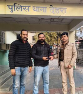 Kangra: देहरा पुलिस की ईमानदारी की मिसाल, लावारिस मिला पर्स सही मालिक तक सुरक्षित पहुंचाया