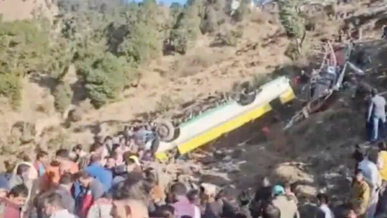 Himachal: हरिपुरधार में भीषण बस हादसा, सोलन से कुपवी जा रही निजी बस खाई में गिरी; 7 की मौत, कई घायल