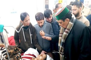 Himachal: हरिपुरधार बस हादसा: 21 घायल सोलन अस्पताल पहुंचे, 2 की हालत गंभीर, स्वास्थ्य मंत्री पहुंचे खुद हाल जानने
