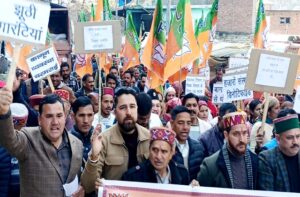 Kullu: आनी में सड़कों पर उतरी भाजपा, कांग्रेस सरकार पर जमकर बरसे विधायक लोकेंद्र कुमार