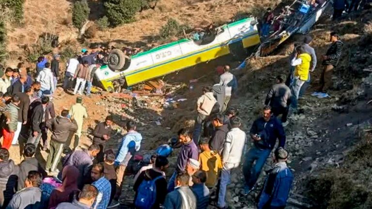 Sirmaur: हिमाचल में दर्दनाक बस हादसा: पाले और ओवरलोडिंग ने लीं 14 जानें, 52 घायल जिंदगी से जूझ रहे