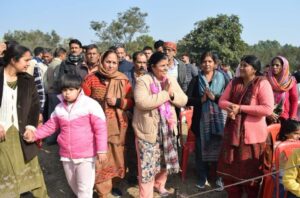 Kangra: देहरा की बिलासपुर पंचायत में पहुंचीं विधायक कमलेश ठाकुर, मौके पर सुलझाईं लोगों की समस्याएं