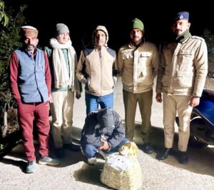 Kangra: देहरा में अवैध शराब पर बड़ी कार्रवाई, पेट्रोलिंग के दौरान 16 बोतलें जब्त