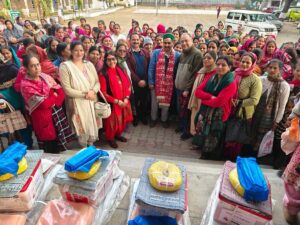Kangra: शाहपुर विधानसभा क्षेत्र के&nbsp;रैत में आपदा पीड़ितों के लिए बड़ा सहारा, केवल सिंह पठानिया ने 200 परिवारों को बांटी राहत किटें