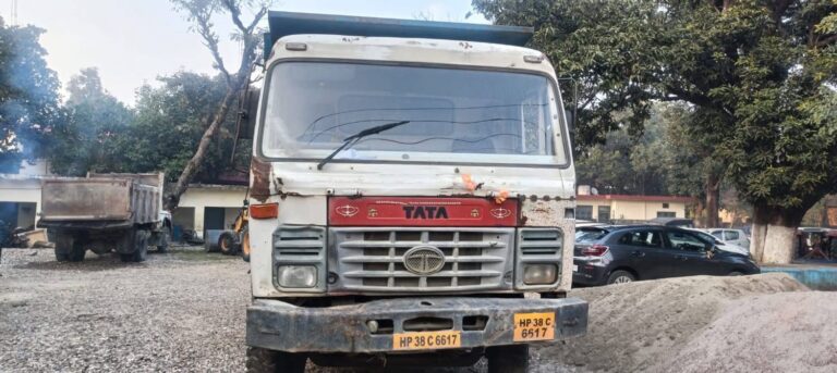 Kangra: नूरपुर पुलिस का अवैध खनन पर बड़ा एक्शन, एक ही अभियान में 2 JCB, 3 टिप्पर और 1 ट्रैक्टर जब्त