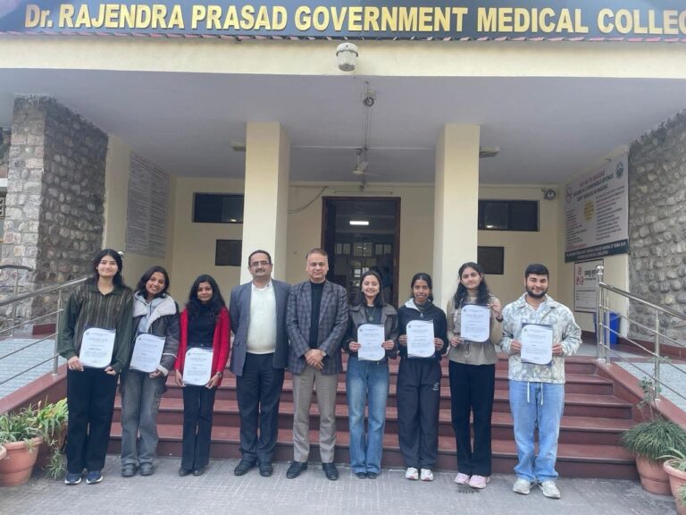 Kangra: ‘सारथी’ बनकर अस्पतालों में उतरे धर्मशाला कॉलेज के छात्र, बुजुर्ग मरीजों के लिए बने सहारा