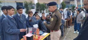 Kangra: चिट्टे के खतरे पर नूरपुर पुलिस अधीक्षक की दो टूक, स्कूल में छात्रों से की सीधी बातचीत