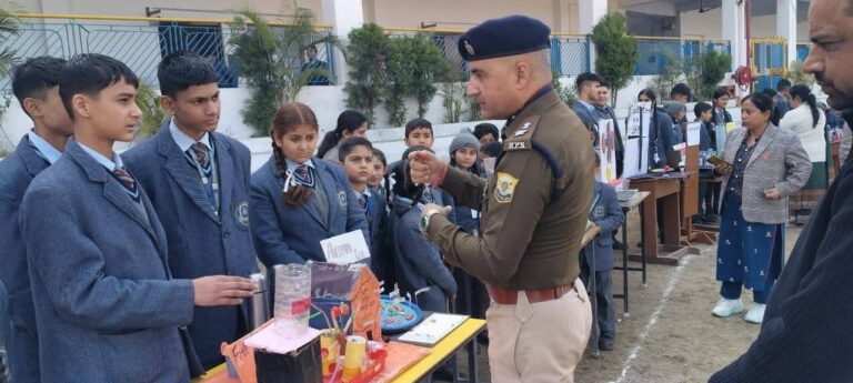 Kangra: चिट्टे के खतरे पर नूरपुर पुलिस अधीक्षक की दो टूक, स्कूल में छात्रों से की सीधी बातचीत